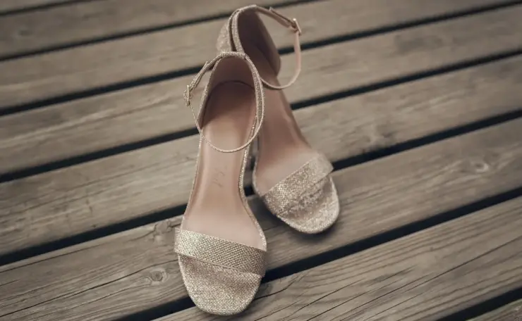 Høje hæle eller sneakers? Fodtøj til cafédate om vinteren