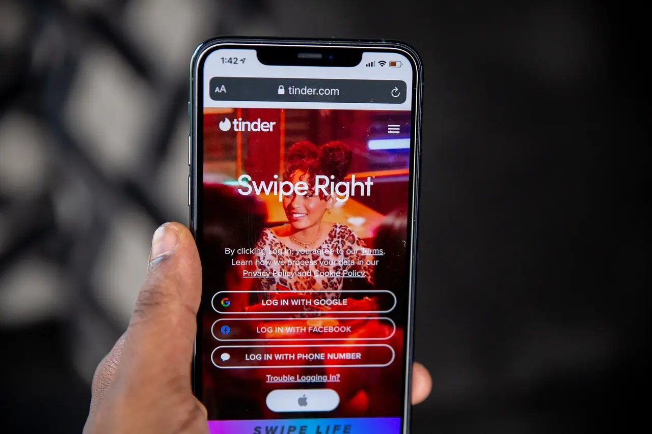 Hvornår kom Tinder til Danmark? – Historien om, hvordan swipe-kulturen ændrede kærlighedslivet