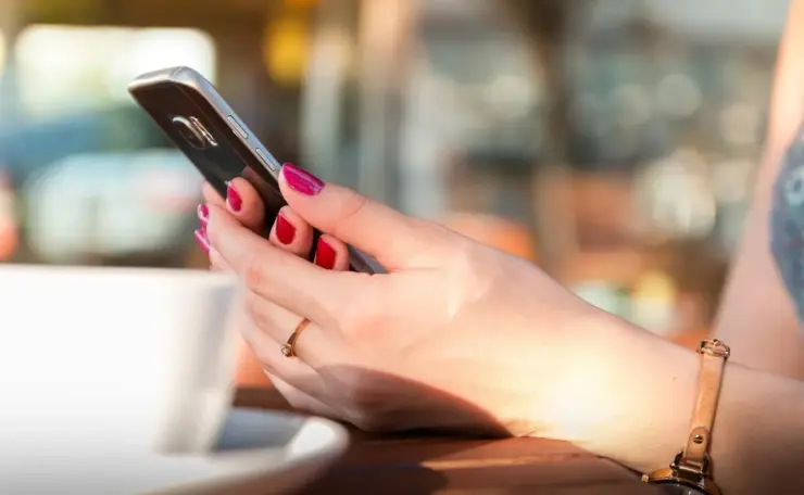 Profiltekst til kvinder 50+: humor uden at miste seriøsiteten