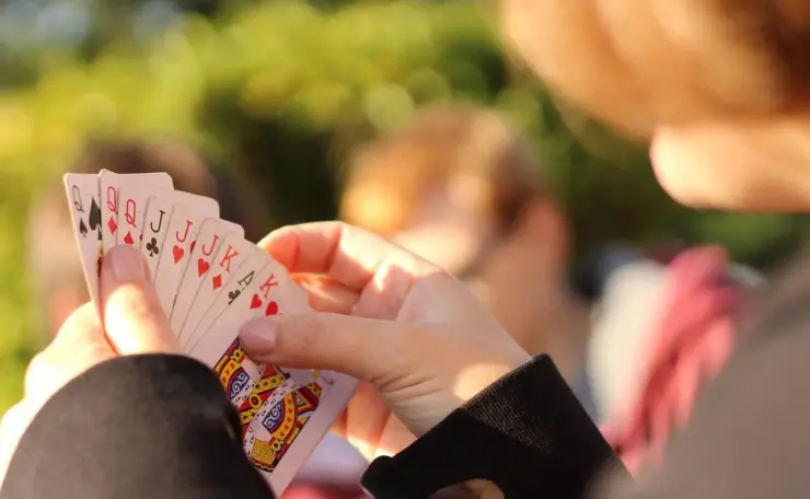 Skal jeg dele regningen på første date?